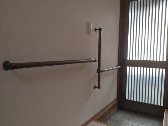 手すりを設置して安全性を高めた玄関の施工事例
