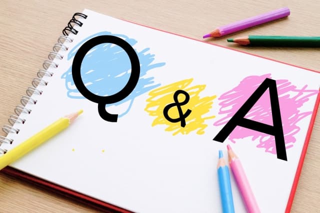 スケッチブックにQ&Aの文字を描いた画像