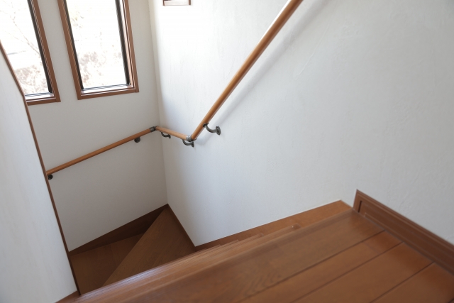 階段に手すりを取り付けたリフォーム事例の画像