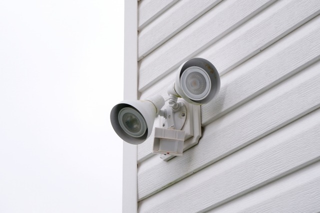 住宅の外壁に設置された、防犯用のセンサーライトの画像