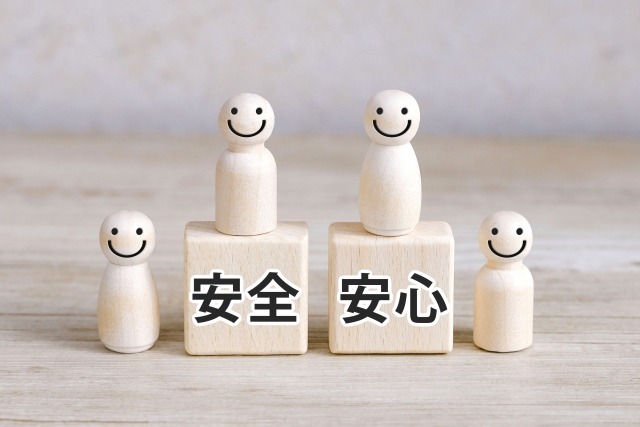 住人の防犯意識の啓発をイメージした安全・安心の文字と木製人形の画像