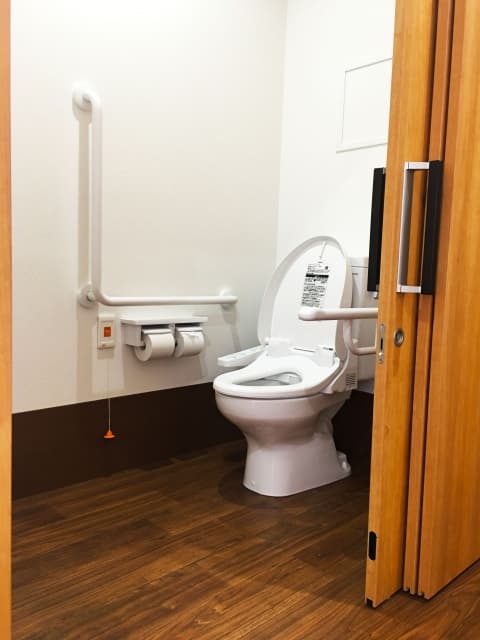 引き戸の採用で開閉時の干渉を減らし、介護動線を確保したトイレ事例