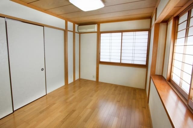 和室をフローリングにリフォームした明るい室内の写真