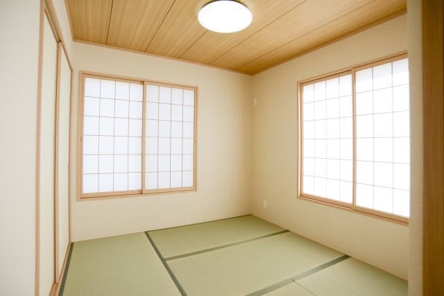 畳が敷かれた明るい和室の室内写真