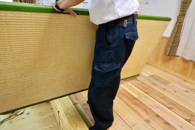 畳を持ち上げて撤去するリフォーム作業中の様子