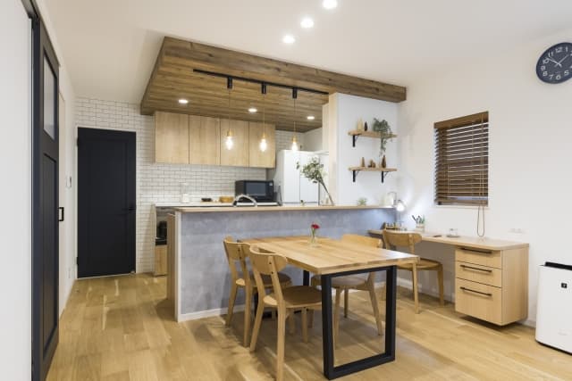 タイル調の壁紙でアクセントウォールを演出したダイニングキッチンの事例