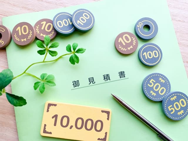 ダウンライトリフォームの費用相場をイメージさせる見積書とコインの写真