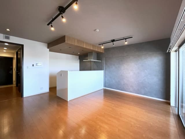 リフォーム後のリビングでダウンライト位置と明るさのバランスが分かる照明計画の実例画像