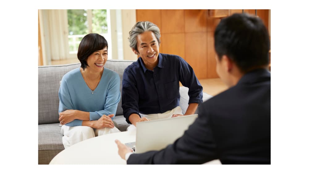 リフォーム業者から壁改修の見積提案を受ける夫婦