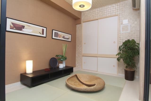 アクセントクロスと琉球畳でおしゃれにリフォームした和モダンな和室