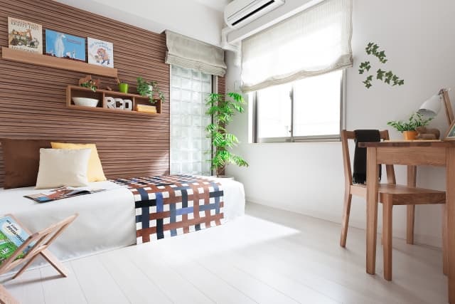 木目調のアクセントクロスと飾り棚がおしゃれな子供部屋のリフォーム事例