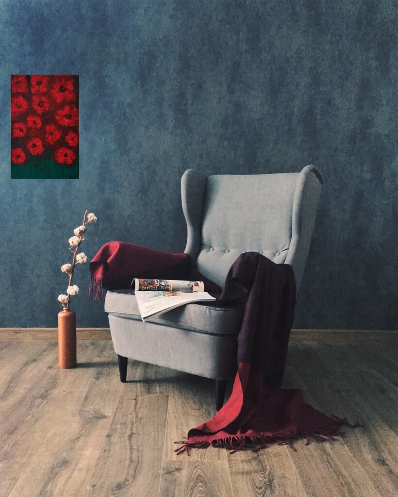 最新トレンドをイメージさせるネイビーブルーのアクセントウォールとグレーのソファがおしゃれなモダンインテリア