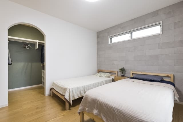 寝室のアーチ型垂れ壁とグレーのエコカラットがおしゃれなリフォーム事例