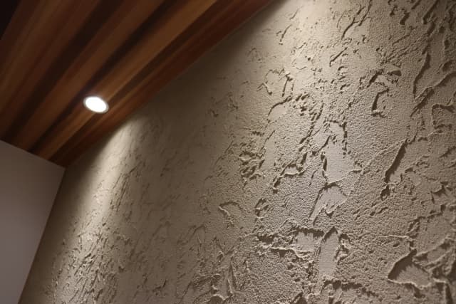 ダウンライトに照らされたおしゃれな塗り壁のテクスチャ