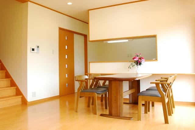 階段のある明るい12畳のダイニングルームの壁紙リフォーム。ナチュラルな内装仕上げの施工事例
