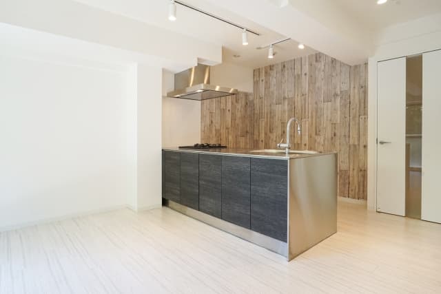 木目調のアクセントクロスを採用したカフェ風で清潔感のあるキッチンインテリアの施工例