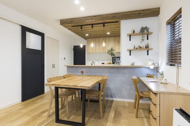 エリアごとに異なる素材のクロスを貼り分けたモダンでおしゃれなLDKの内装リフォーム事例