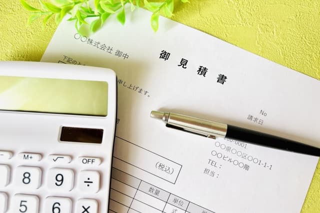 クロス張り替え費用の御見積書と電卓。リフォーム費用の明細を確認するイメージ