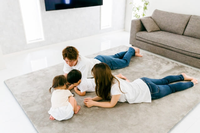 床暖房のあるリビングでくつろぐ家族のイメージ