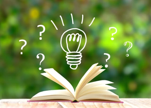 alt="本と電球のイラストで補助金を最大限に活用するためのアイデアを表現したイメージ"
