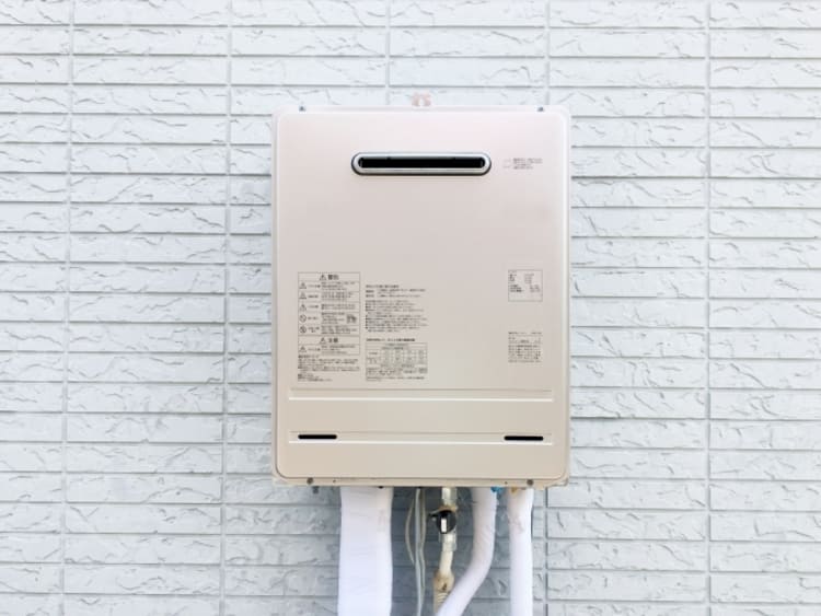 屋外に設置された一般的な壁掛け式ガス給湯器の外観