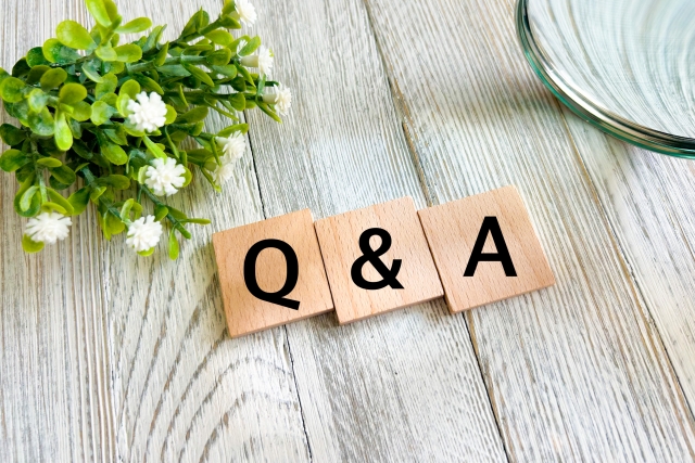 Q&Aのテキストをあしらった木製ブロックのアイコン