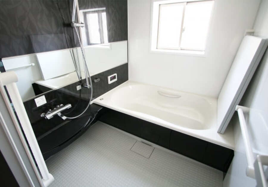 ユニットバス交換の施工事例のイメージ(交換後の浴室・浴槽とシャワー)
