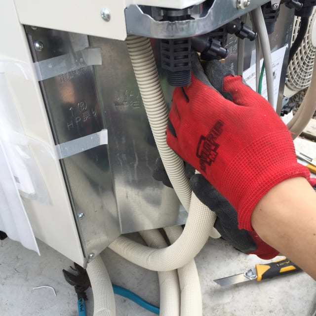 給湯器の設置工事を行う作業風景と依頼先選びのポイント解説用画像