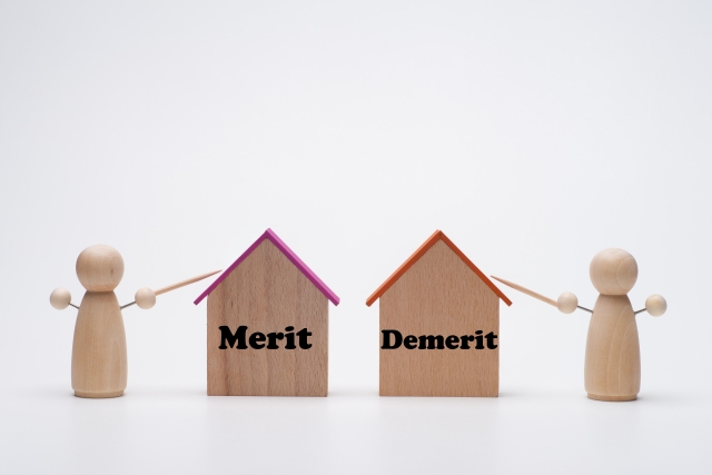 床暖房の電気式と温水式のメリット・デメリットを比較するイメージ