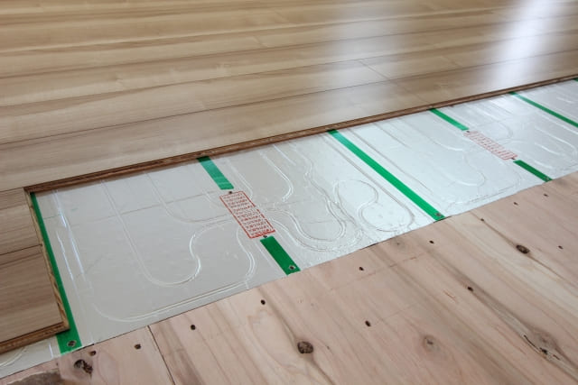 床下に床暖房パネルを敷設している施工イメージ