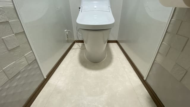 トイレの床張り替えリフォームの施工事例。クッションフロアや石目調の床材選びの参考に。