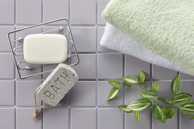 掃除がしやすく清潔感のあるライトグレーのタイルと、厳選されたアメニティ。お風呂リフォームの成功をイメージしたディテール。