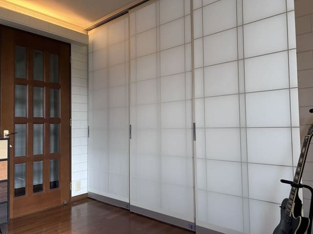 透過性のあるパネルを使用した、格子デザインのモダンな3枚連動引き戸