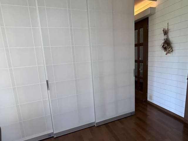 光を優しく通しながらプライバシーを守る、モダンな格子デザインの間仕切り戸