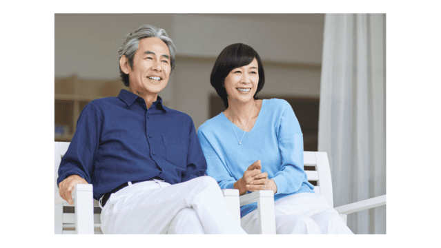 ライフステージに合わせたリフォームを検討し、笑顔で語り合う中年夫婦