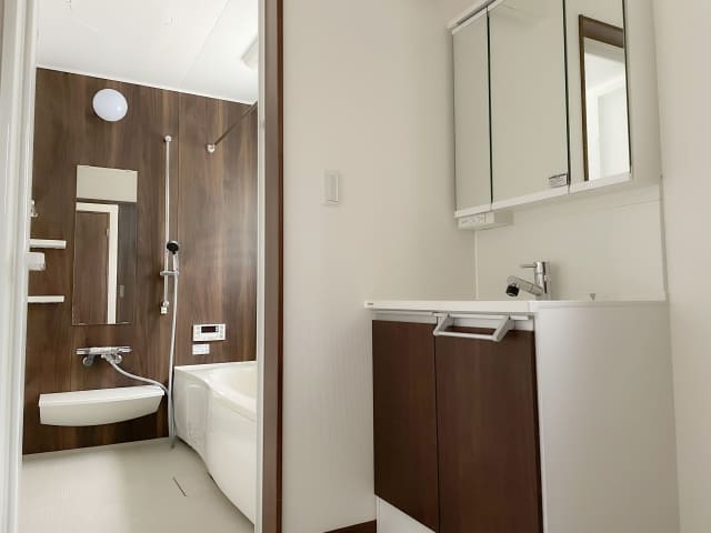 洗面所から浴室まで一新。清潔感と高級感のある水回りセットリフォームの様子