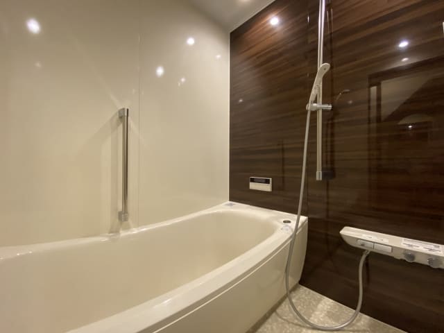 足を伸ばせる広い浴室へとサイズアップリフォームに成功した施工事例