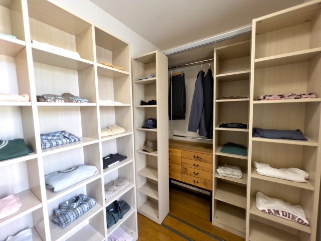 ハンガーラックと可動棚を組み合わせた、収納力抜群のシステムクローゼット