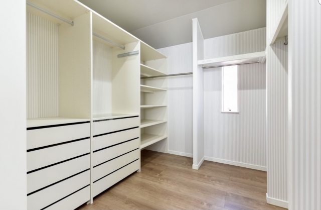 整理整頓がしやすいシステム収納を導入した、大容量のウォークインクローゼットの内装

