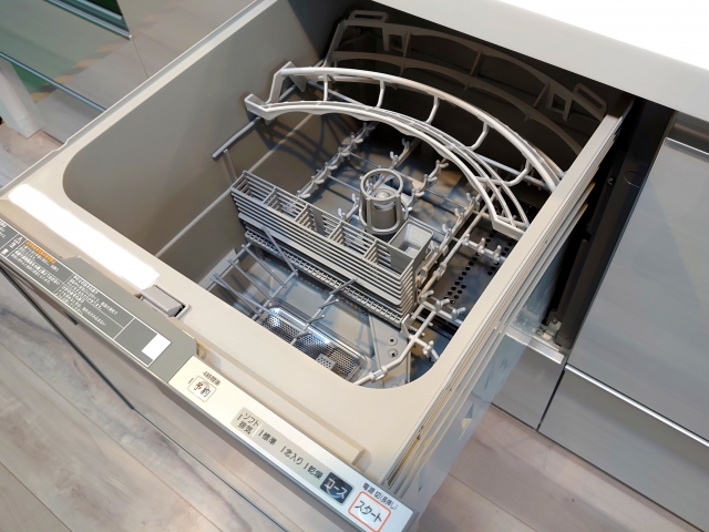 キャビネットに組み込まれたビルトイン食洗機の内部。スライドオープン式のラックとバスケットが確認できる。