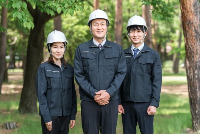 誠実そうに微笑むリフォーム業者