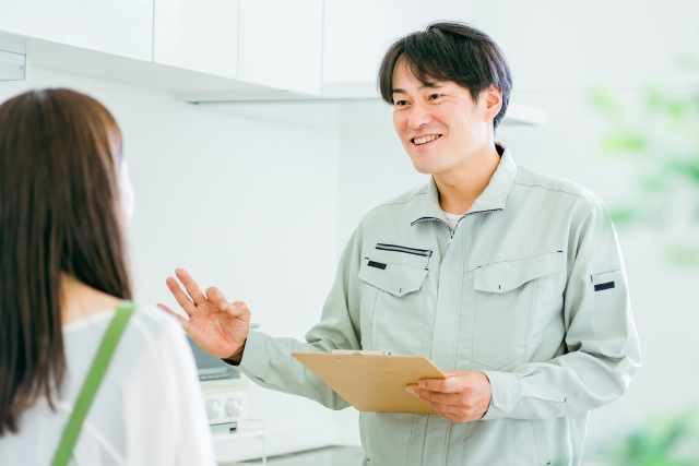 さいたま市のキッチンリフォーム業者が現地調査で説明・見積もりを提案している様子