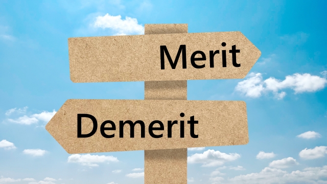 青空を背景に「Merit」と「Demerit」を示す標識。トイレにエコカラットを導入する効果（メリット）とデメリットを表す概念画像。