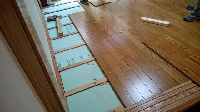 下地を確認しながらフローリングを張り替える工事の様子