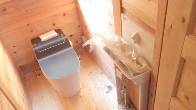 配管やパーツが露出し取り付け施工中のトイレ手洗い器。専門的な給排水工事や漏水リスクを伴うDIY設置のイメージ