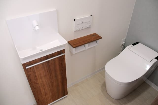 木目調デザインのコンパクトな壁付けタイプ(壁掛け)トイレ手洗い器とタンクレストイレの設置例
